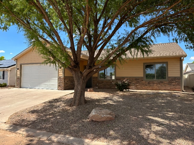 Building Photo - 1034 E Adams St