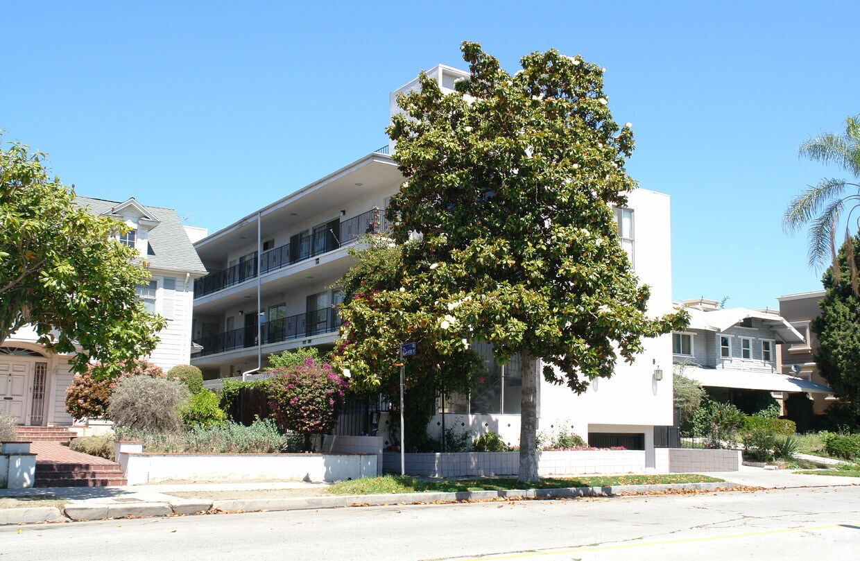 Building Photo - 695 S Norton Ave