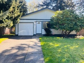 Building Photo - 922 Oakcrest Dr SE
