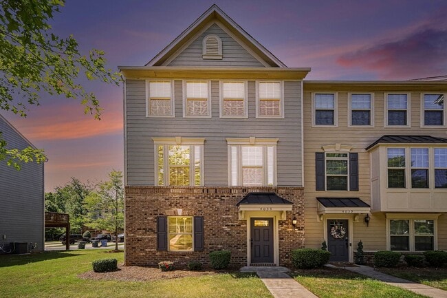 Building Photo - 4 Bed/3.5 Bath Townhouse for RENT!