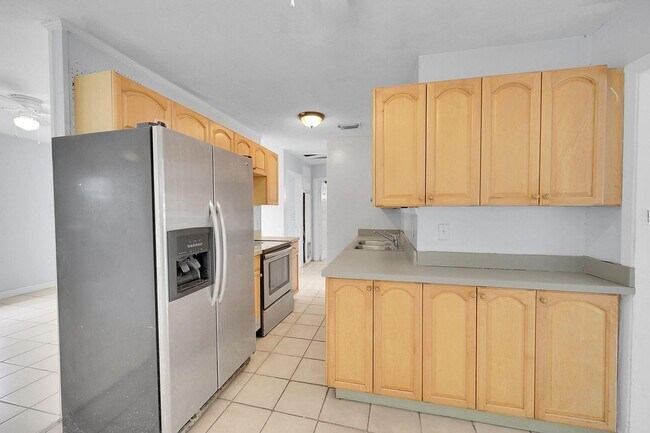 Foto del edificio - 1645 W 31st St