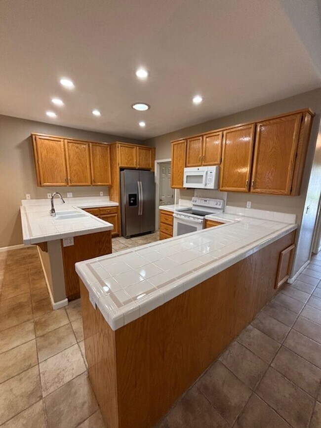 Foto del edificio - Three bed, two bath unit conveniently located off of Bell Road!