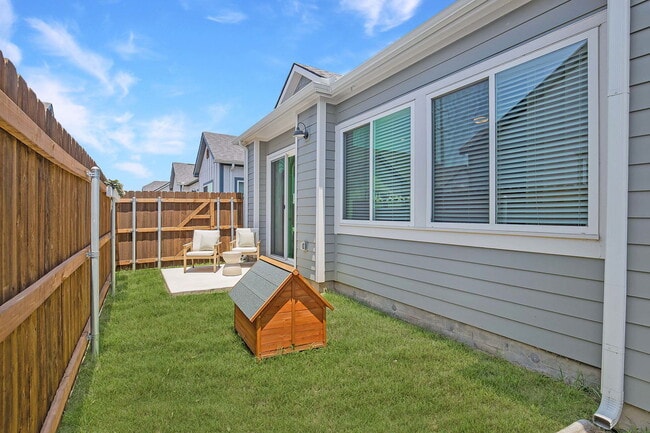 Building Photo - 5553 Lockhart Ln