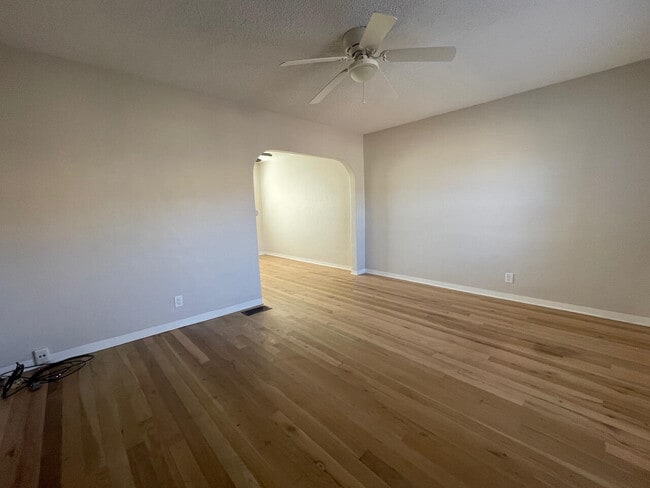 Foto del edificio - 2405 N Kansas St