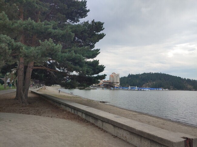 Building Photo - Spacious Fully Furnished One-Bedroom Execu...