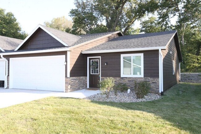 Building Photo - 3 Bedroom, Single-story Townhomes for rent in Newton, IA