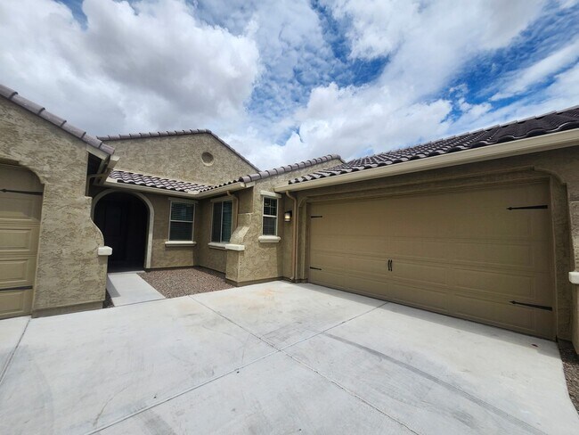 Foto del edificio - COMING SOON August 1st! Single Family Home-  5 bedrooms 3 Baths