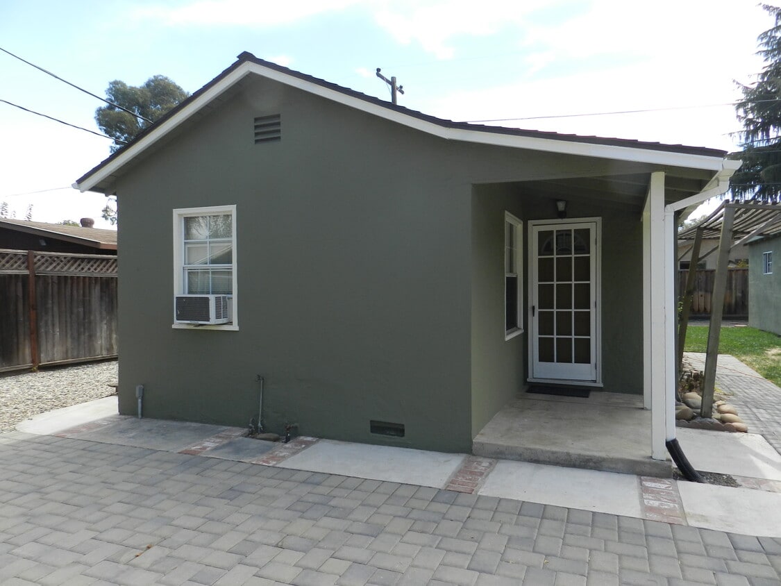 Primary Photo - 15330 Stratford Dr