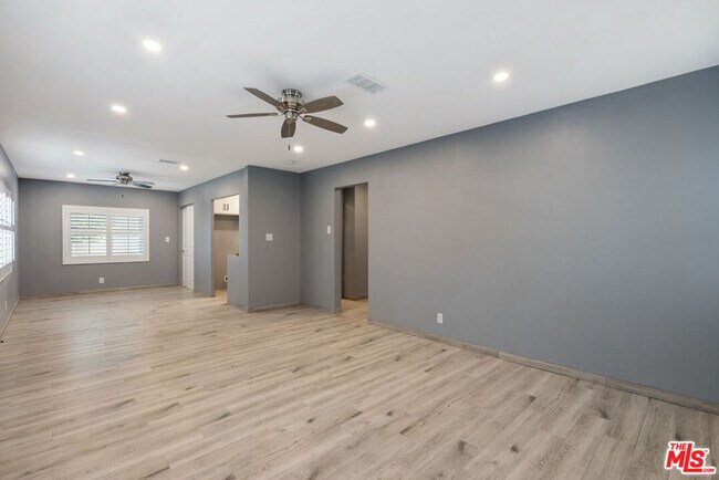 Building Photo - 544 E Granada Ct