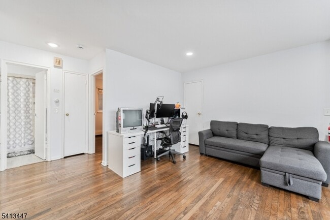 Building Photo - 104 N Beverwyck Rd