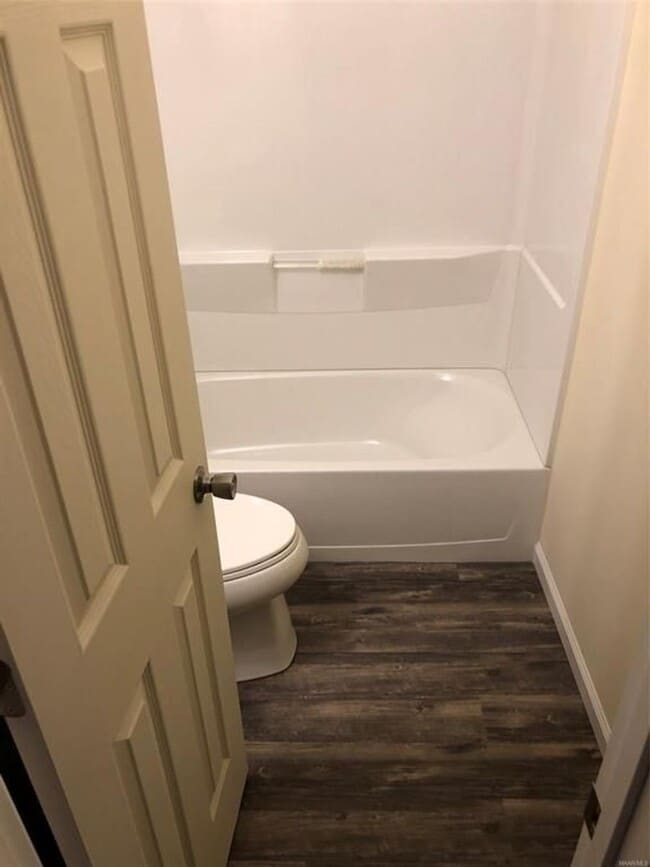 Building Photo - 4 bed 2 bath