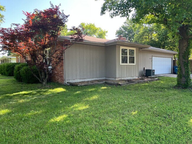 Building Photo - 3 Bedroom, 2 Bathroom, Great Location!