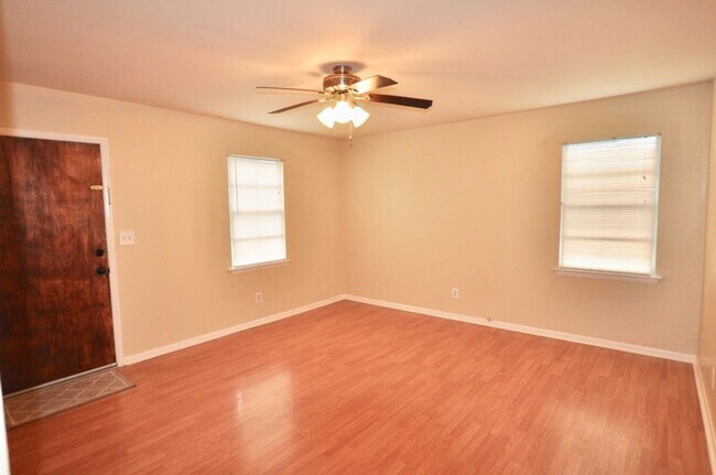 Foto del edificio - FOR LEASE! Cute 3 BR - 1 BA Frame Home wit...