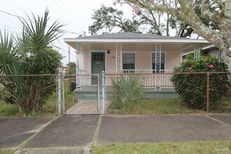Building Photo - 618 N B St