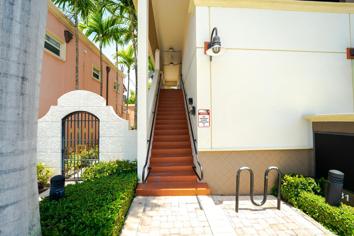 Primary Photo - 831 E Palmetto Park Rd