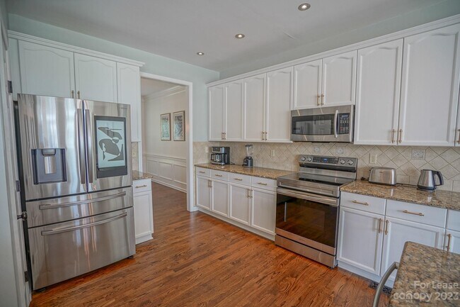 Building Photo - 260 Chandeleur Dr