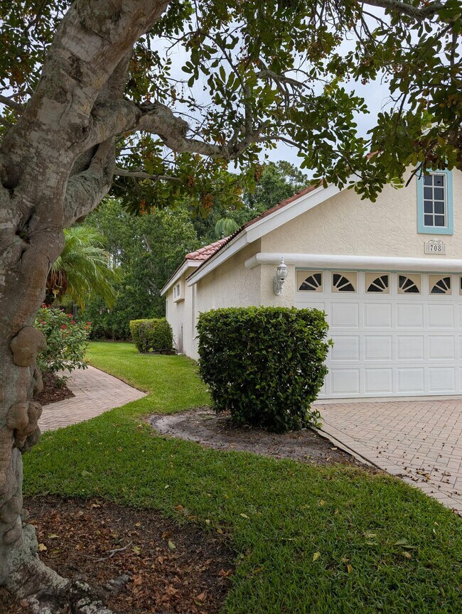 Building Photo - 708 SW St Vincent Cove