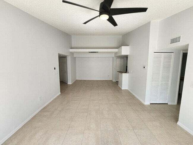 Foto del edificio - 400 Crestwood Ct S