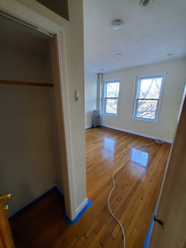 Building Photo - 352 Riverway