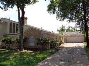 Building Photo - 11815 Gardenglen Dr