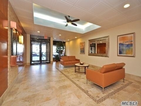 Foto del edificio - 55 Monroe Blvd
