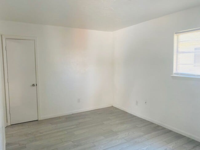 Building Photo - 305 S Fifth