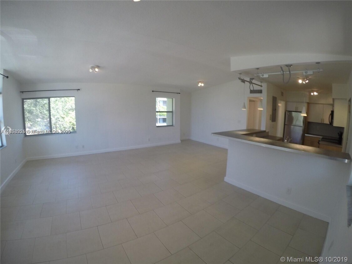 Foto principal - 6835 Rue Versailles Dr