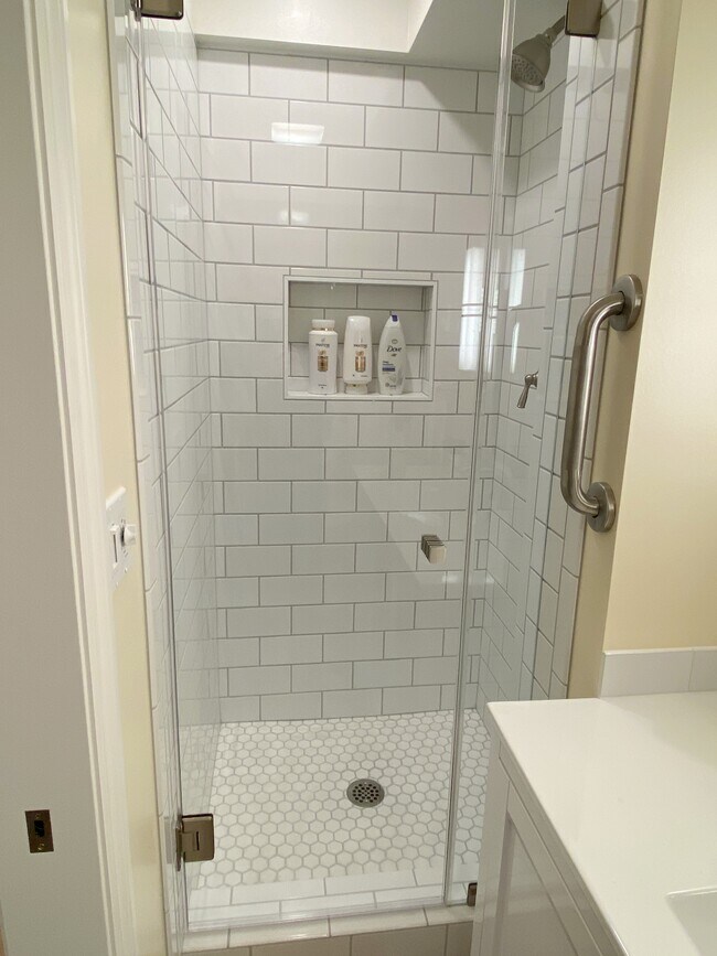 Bright shower - 80 Bayview Dr