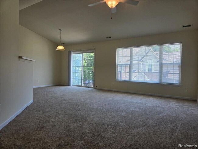 Foto del edificio - 27640 Hidden Oaks Dr