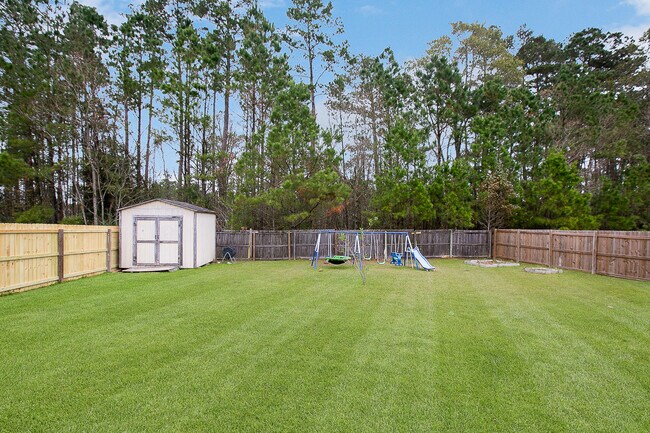 Foto del edificio - 12867 Hazelwood Dr