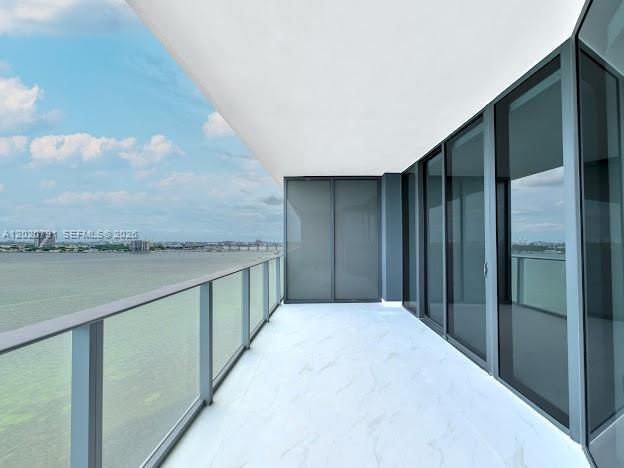 Foto del edificio - 700 NE 24th St