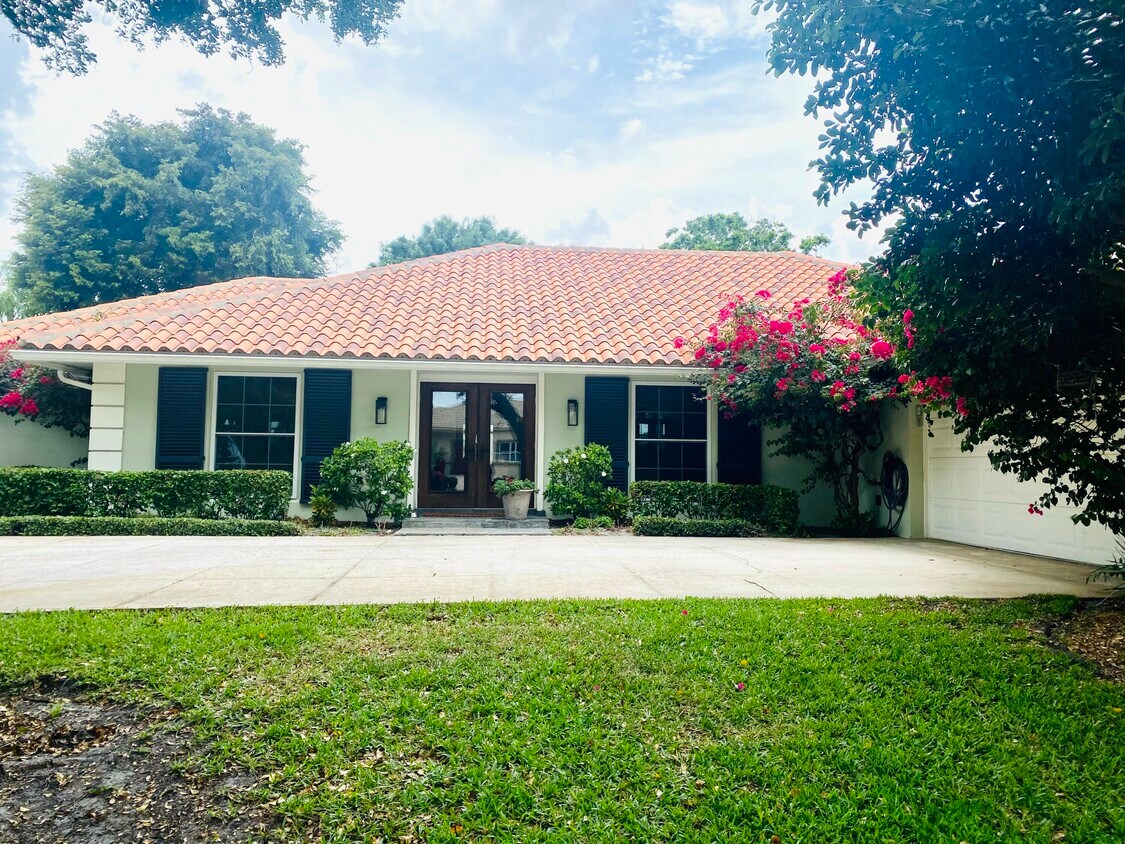 Foto principal - 3301 Embassy Dr