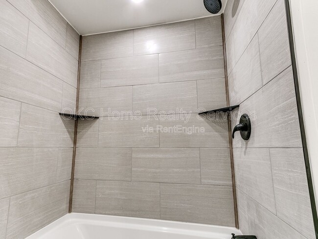 Building Photo - 1812 W Noble Ave