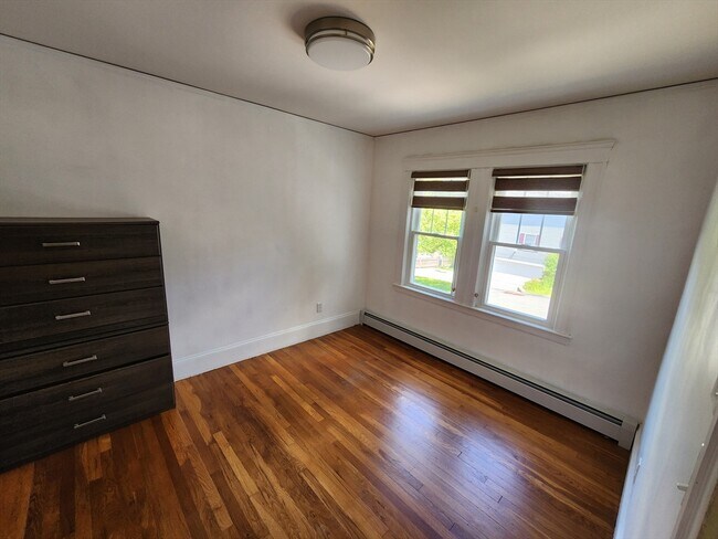 Building Photo - 35 Bowker St