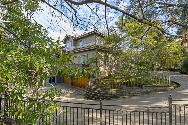 Foto del edificio - 7BR / 6BA Los Altos Home with Elevator, 3-Car Garage & EV Charging