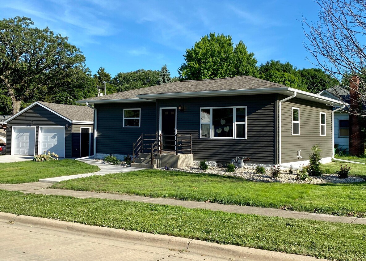 Primary Photo - 448 N School Ave
