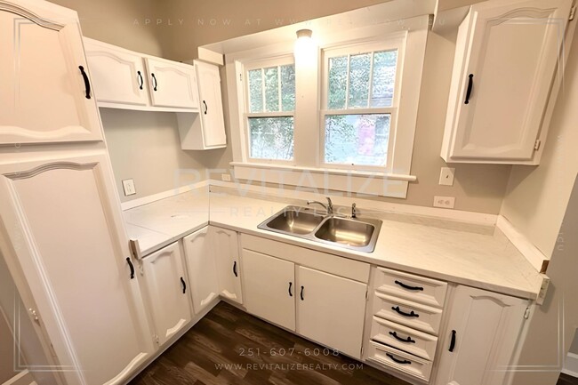 Building Photo - Beautiful Renovated 3 Bedroom/2 Bathroom H...