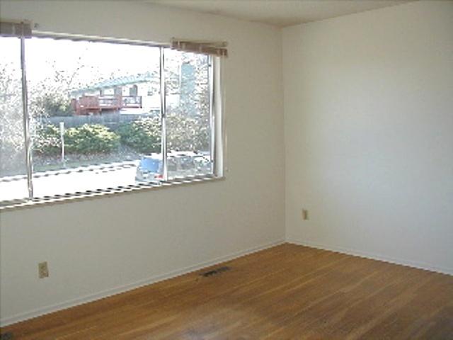Building Photo - Spacious Bi-Level Home with Great Views