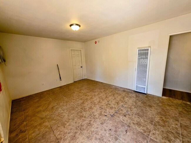 Foto del edificio - Spacious 4-bedroom, 2-bath house in San Bernardino near Del Rosa & Lynwood.