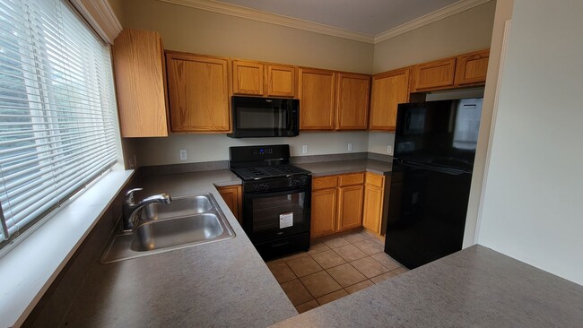 Foto del edificio - GREAT 2 BEDROOM, 1.1 BATH TOWNHOME WITH LO...