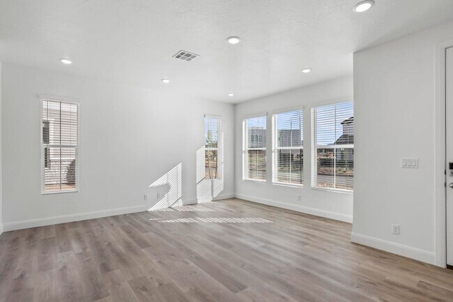 Foto del edificio - Beautiful 3 Bedroom Townhome in Desert Col...