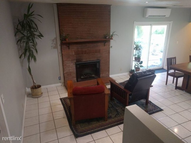 Building Photo - 3 br, 2.5 bath House - 1300 NE 18th Street