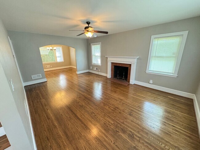 Foto del edificio - Beautifully Remodeled 4-Bedroom Home with ...