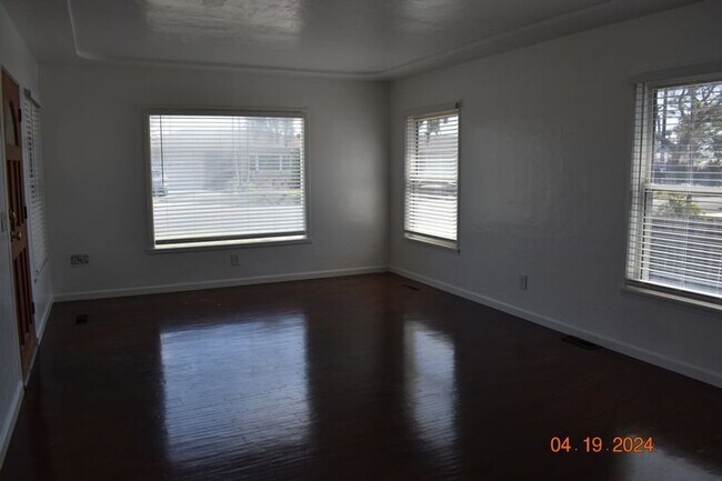 Foto del edificio - Charming 3 Bedroom Duplex with Original Character – Chula Vista Rental