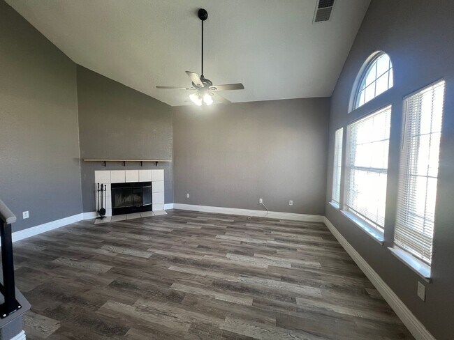 Building Photo - 5 Bedroom 3 Bath!