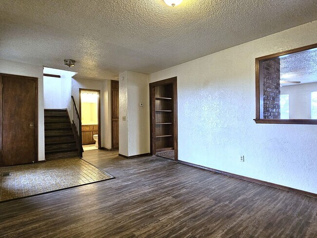 Building Photo - Wildhood Duplex ~ B
