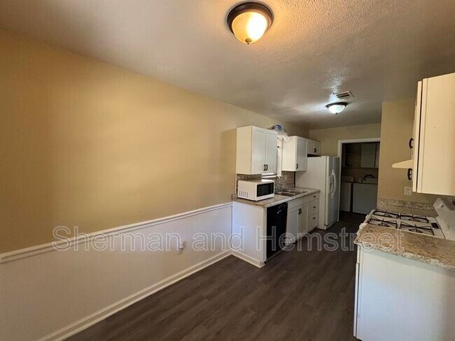 Foto del edificio - 2714 Cranbrook Dr