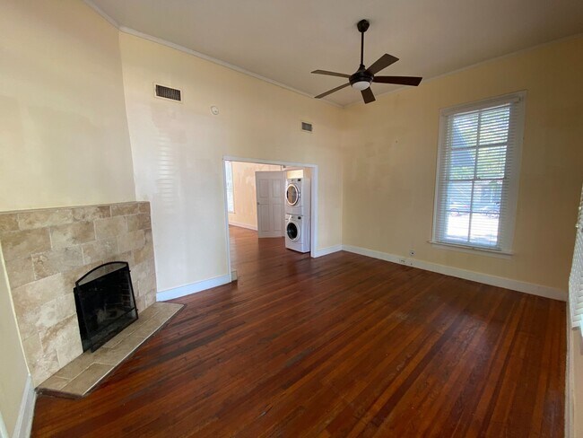 Foto del edificio - Charming & Updated 3 BR / 2 BA House Downtown & Walking Distance to the University of TX / Wood F...