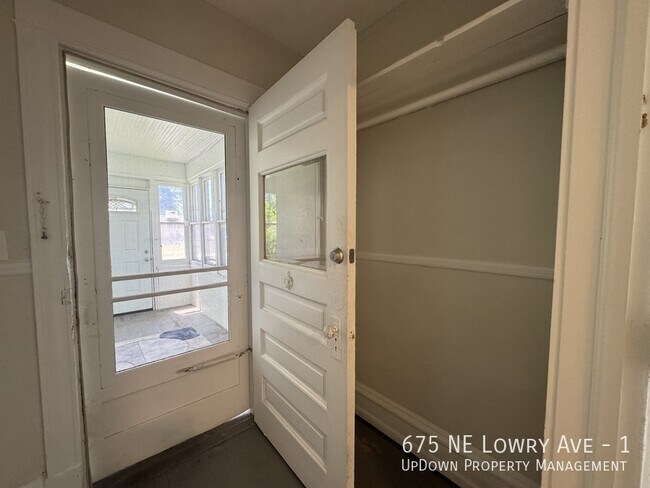 Foto del edificio - 675 NE Lowry Ave