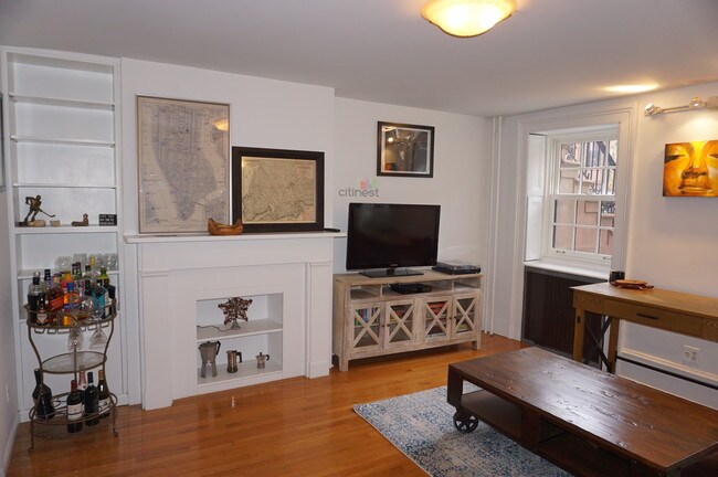 Building Photo - 483 Henry St